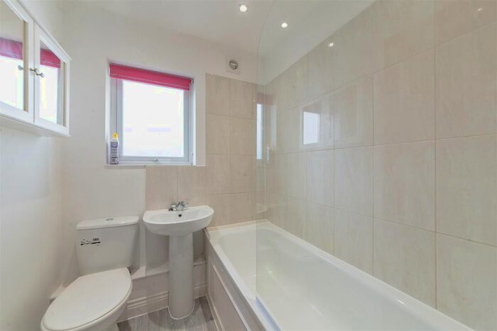 1 Bedroom Flat To Rent In High Road, Loughton, IG10