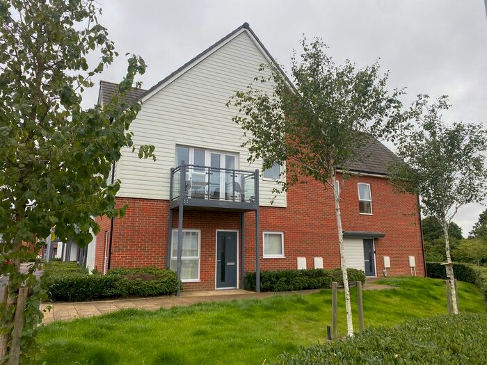 2 Bedroom Flat To Rent In Pondtail Avenue, Faygate, Horsham, RH12