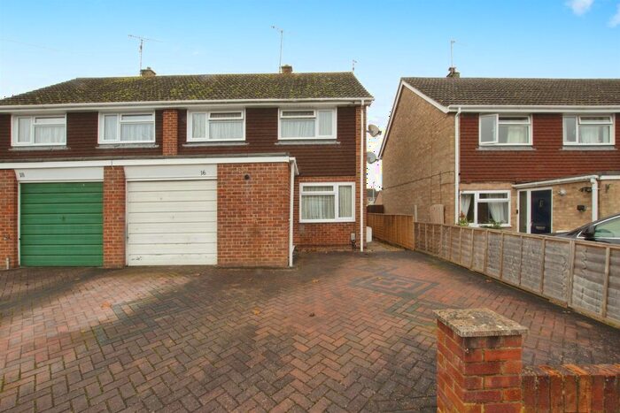 3 Bedroom Semi-Detached House For Sale In Longfield Close, Durrington, Salisbury, SP4