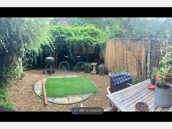 3 Bedroom Flat To Rent In Wenlock Court (Off Everlyn Walk), London, N1