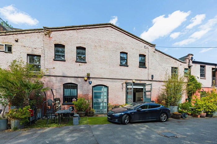 Flat To Rent In Trafalgar Mews, London, E9