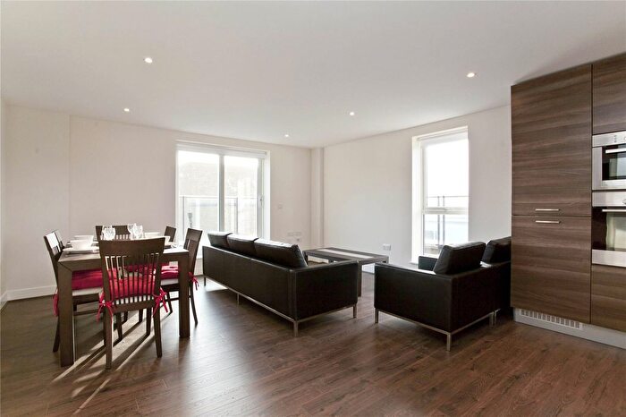 3 Bedroom Flat To Rent In Bromyard Avenue, London, W3