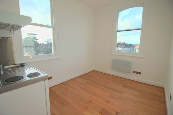 Studio To Rent In Woodford New Road, London, E18