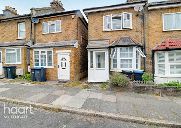 2 Bedroom End Of Terrace House For Sale In Hillside Grove, London, N14