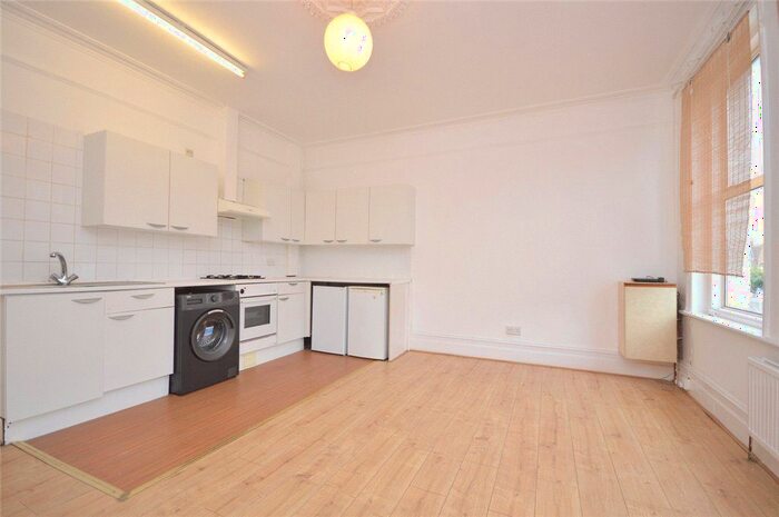 3 Bedroom Flat To Rent In Mitcham Lane, Streatham, SW16