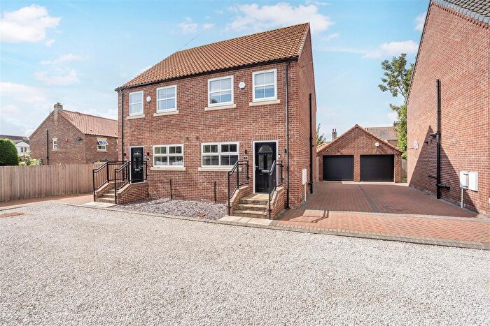 3 Bedroom Semi-Detached House To Rent In Aire Close, Rawcliffe, Goole, DN14