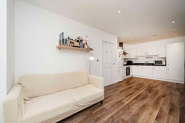 1 Bedroom Flat To Rent In Colonnade Gardens, Acton, W3