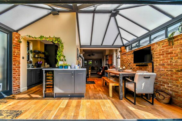 3 Bedroom Detached House For Sale In Carlton Drive, Leigh-On-Sea, SS9