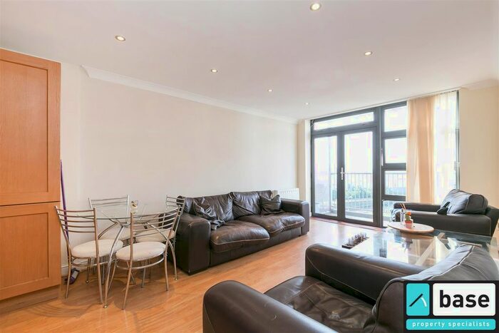 2 Bedroom Flat To Rent In Maltings Close, Bow, E3