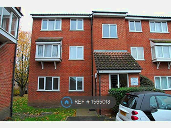 2 Bedroom Flat To Rent In Millhaven Close, Romford, RM6
