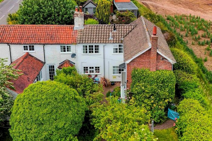 2 Bedroom Cottage For Sale In Green Lane, Lambley, Nottinghamshire, NG4