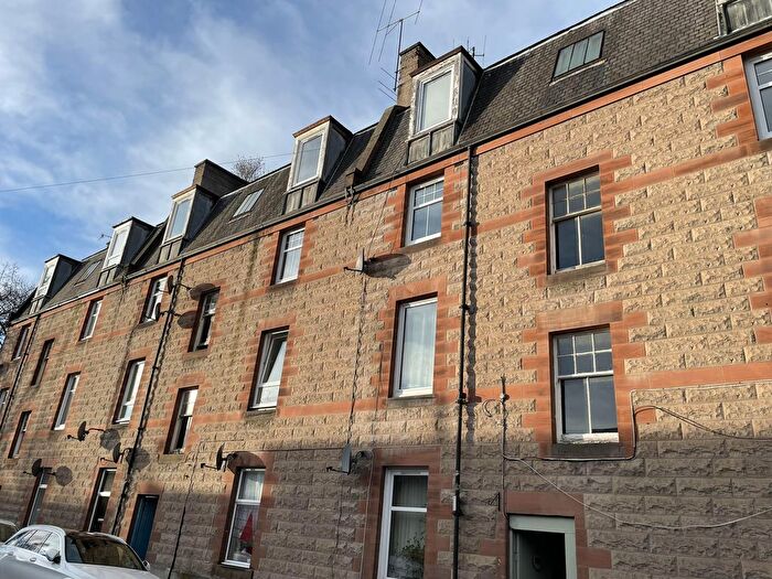 3 Bedroom Flat To Rent In Inch Head Terrace, Perth, PH2