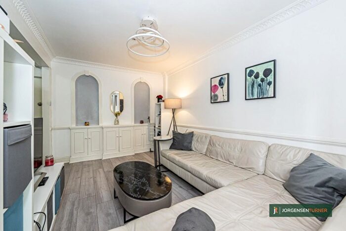 1 Bedroom Flat For Sale In Romney Court, Shepherds Bush, London, W12