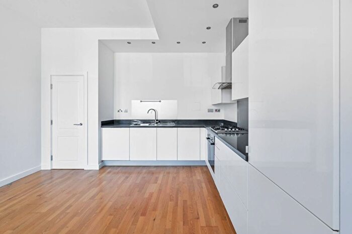 3 Bedroom Maisonette To Rent In Aylward Street, Stepney, London, E1