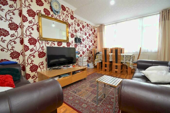 3 Bedroom Maisonette For Sale In Old Market Square, Shoreditch, E2