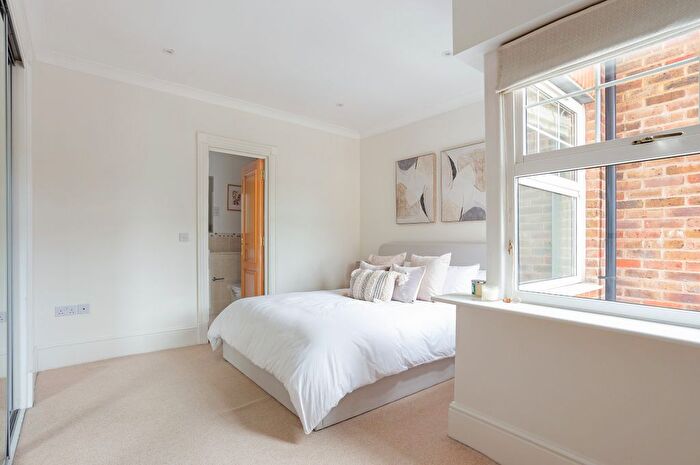 2 Bedroom Flat To Rent In Queensborough House North, Oatlands Chase, Weybridge, KT13