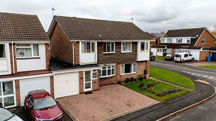 3 Bedroom Semi Detached House For Sale In Lingfield Close, Walsall, WS6