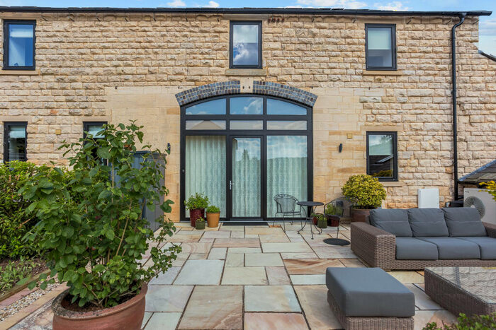 4 Bedroom Barn Conversion For Sale In Old Dowmans Farm, Cheltenham, GL53