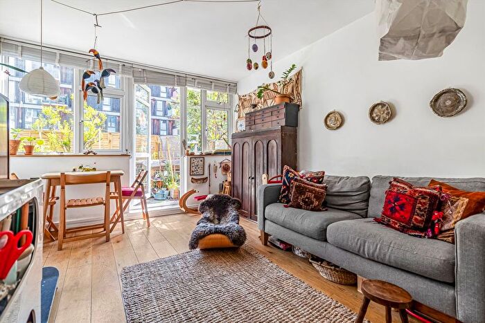1 Bedroom Flat For Sale In Whiston Road, Bethnal Green, E2