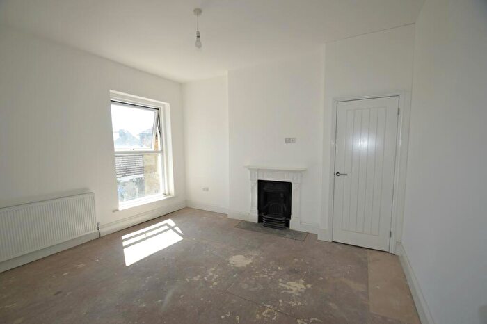 1 Bedroom Flat To Rent In York Road, Southend On Sea, Essex, SS1