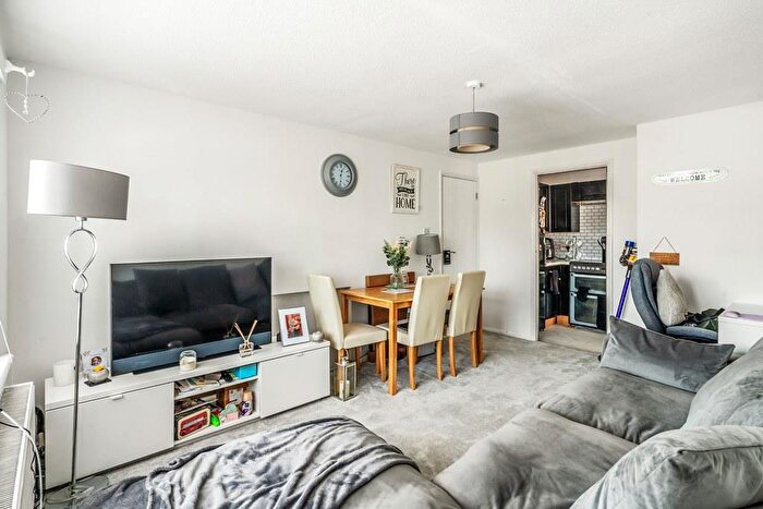 1 Bedroom Apartment For Sale In Kingston Road, Leatherhead, KT22