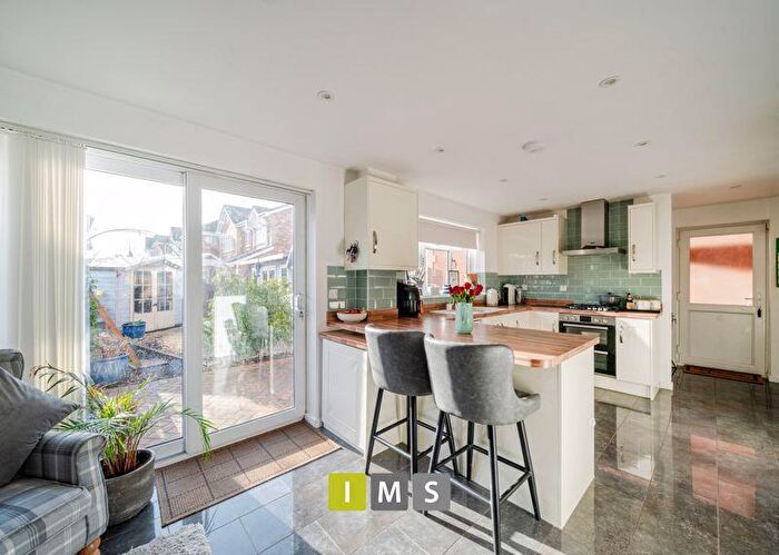 5 Bedroom Detached House For Sale In Merlin Way, Bicester, OX26