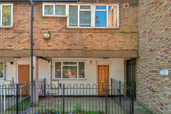 3 Bedroom Maisonette To Rent In Hawthorne Close, London, N1
