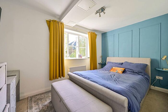 2 Bedroom Flat For Sale In Chaucer Way, Wimbledon, London, SW19