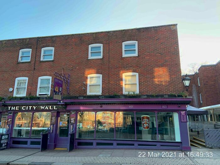 2 Bedroom Flat To Rent In High Street, Rochester, Kent, ME1