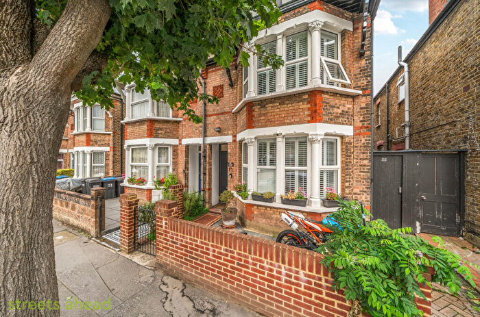 5 Bedroom Semi-Detached House For Sale In Waddon Park Avenue, Croydon, CR0