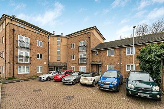 2 Bedroom Apartment For Sale In Buxhall Crescent, London, E9