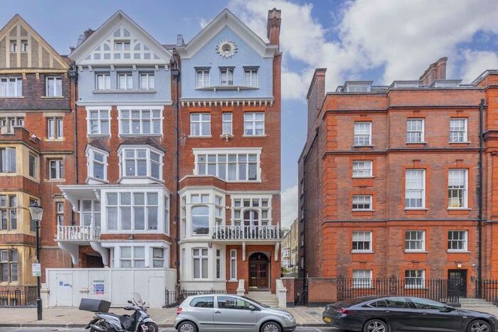 2 Bedroom Flat To Rent In Cadogan Square, London, SW1X