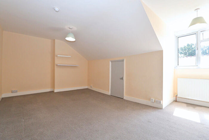 1 Bedroom Apartment To Rent In Brunswick Road, Kingston Upon Thames, KT2