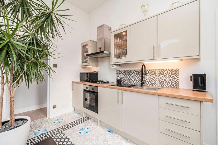 2 Bedroom Flat For Sale In Fulham Palace Road, Hammersmith, W6