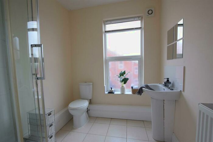 6 Bedroom End Of Terrace House To Rent In West Parade - Student House - /, LN1