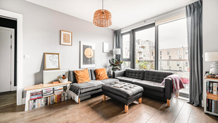 3 Bedroom Flat For Sale In Dongola Rd, London, E1