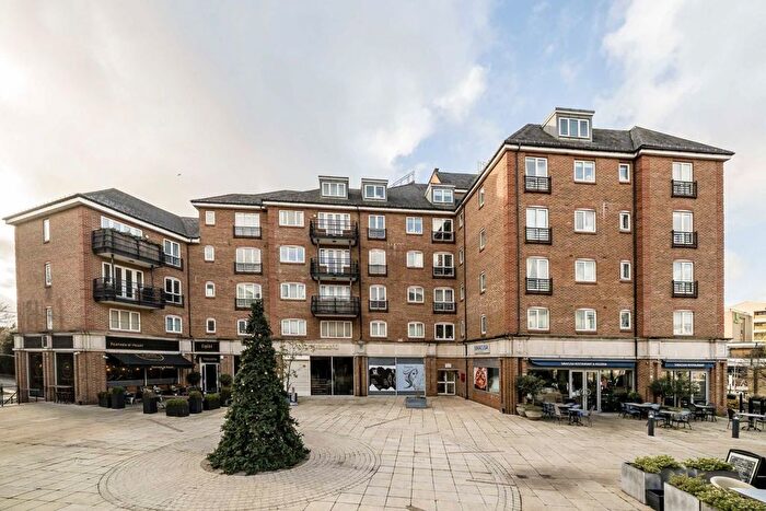 3 Bedroom Flat For Sale In High Street, Brentford, TW8