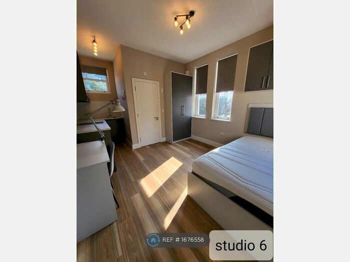 Studio To Rent In Redwood Drive, Epsom, KT19