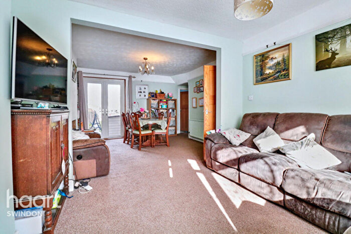 3 Bedroom Terraced House For Sale In Ferndale Road, Swindon, SN2