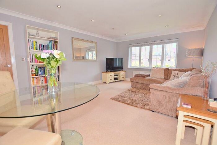 2 Bedroom Flat To Rent In Cherry Tree Court, Beaconsfield, HP9