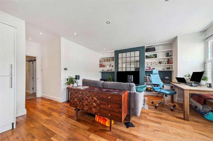 2 Bedroom Flat To Rent In Carminia Road, London, SW17