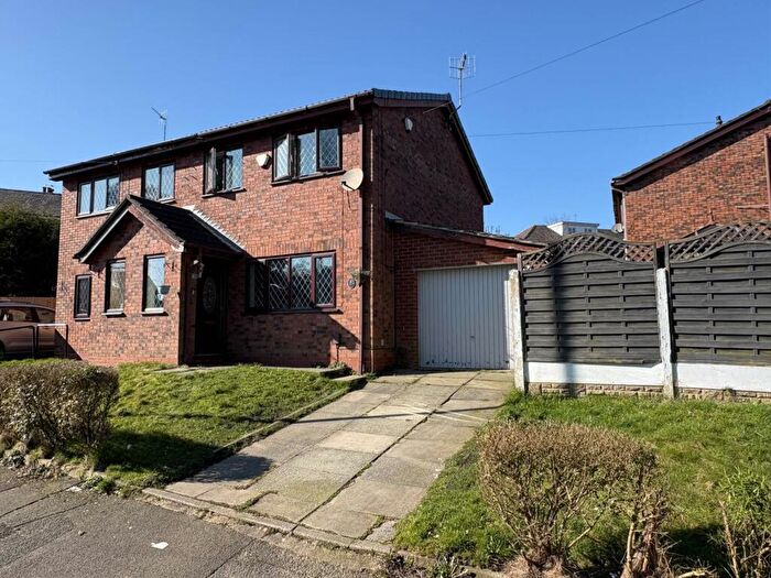 3 Bedroom Semi Detached House For Sale In Greenacres Road, Oldham, OL4