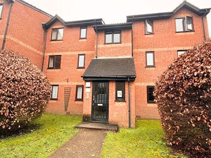2 Bedroom Flat To Rent In Courtlands Close, Watford, WD24