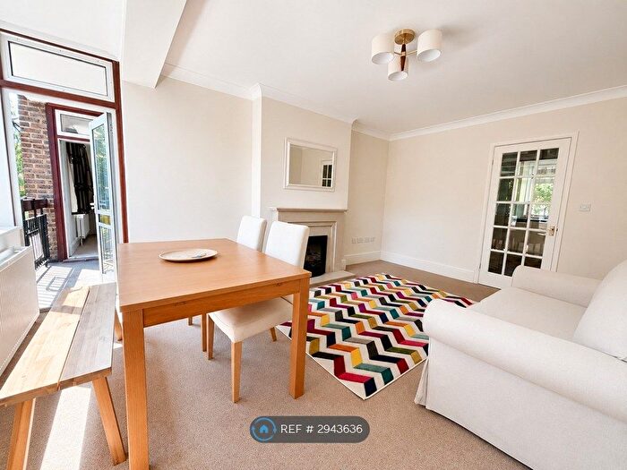 3 Bedroom Flat To Rent In Grice Court, London, N1