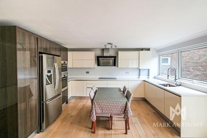 2 Bedroom Flat To Rent In Foxgrove, London, N14