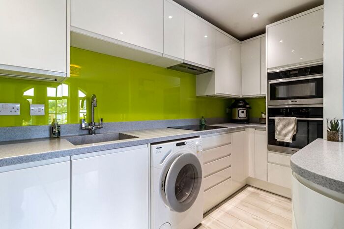 2 Bedroom Flat For Sale In Cheapside, Stroud, Gloucestershire, GL5