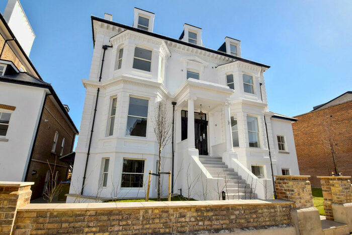 2 Bedroom Apartment To Rent In Avenue Elmers, Surbiton, KT6
