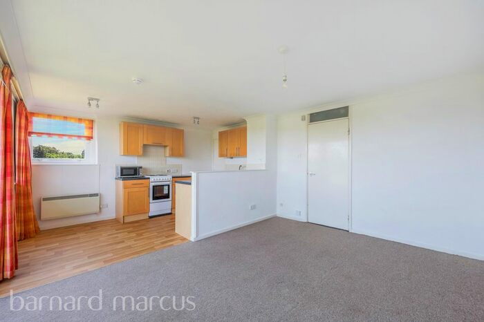 2 Bedroom Flat To Rent In Leith Towers, Grange Vale, Sutton, SM2