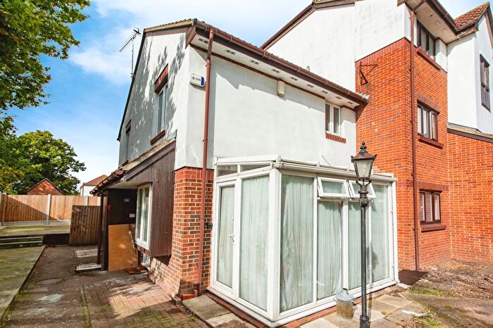 1 Bedroom End Of Terrace House For Sale In Banner Close, Purfleet, RM19