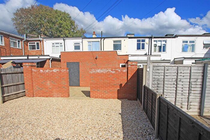 1 Bedroom Maisonette For Sale In Castle Lane West, Bournemouth, BH9